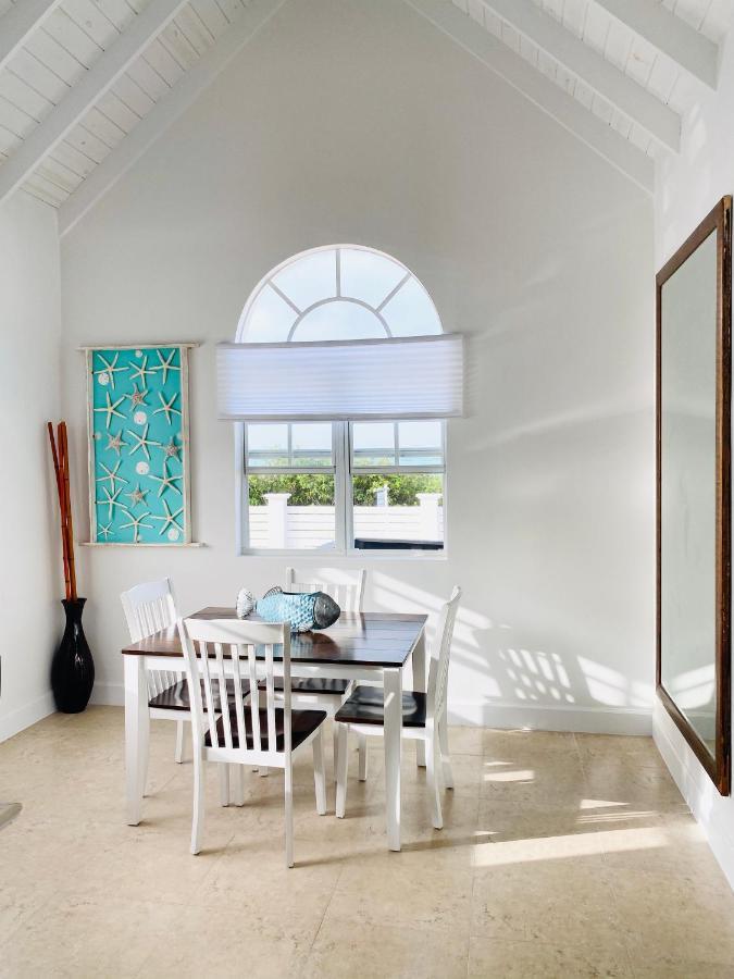 بروفيدنسياليس Modern Cottage With Chalk Sound Views المظهر الخارجي الصورة