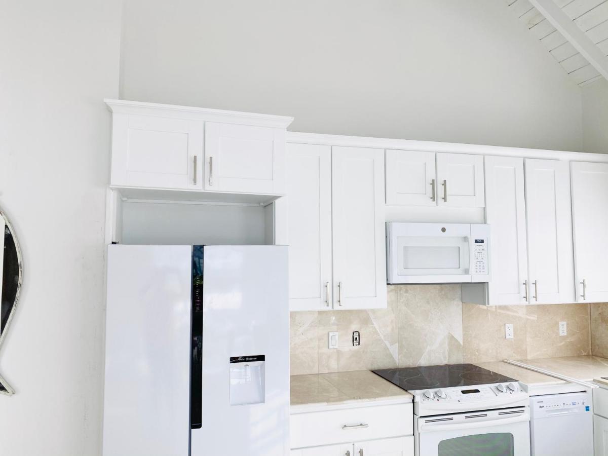 بروفيدنسياليس Modern Cottage With Chalk Sound Views المظهر الخارجي الصورة