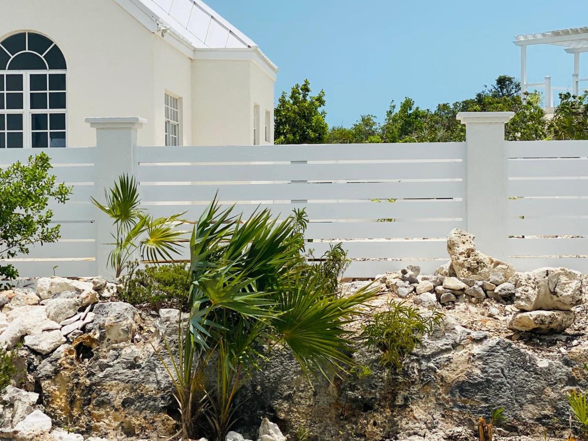 بروفيدنسياليس Modern Cottage With Chalk Sound Views المظهر الخارجي الصورة