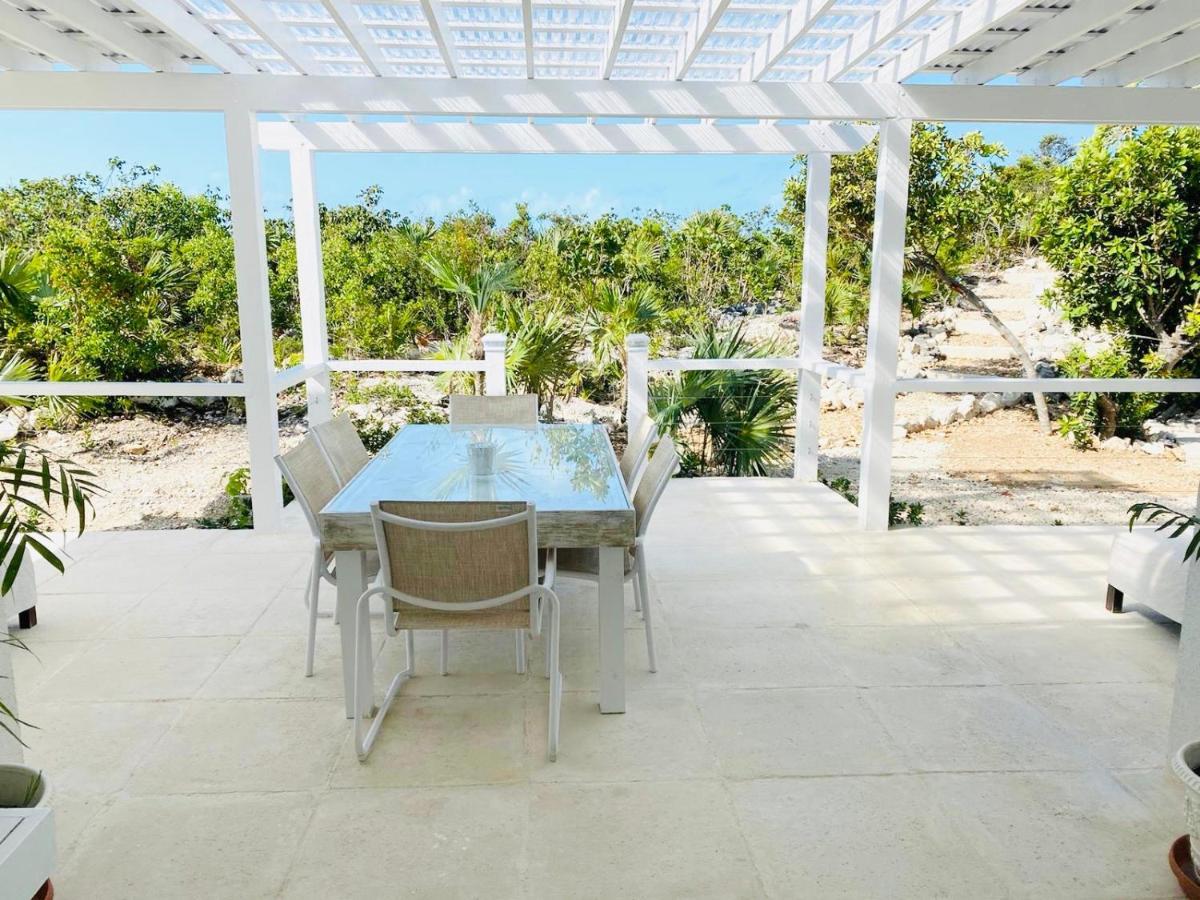 بروفيدنسياليس Modern Cottage With Chalk Sound Views المظهر الخارجي الصورة