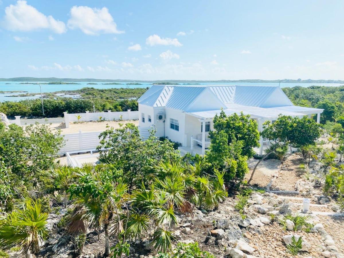 بروفيدنسياليس Modern Cottage With Chalk Sound Views المظهر الخارجي الصورة