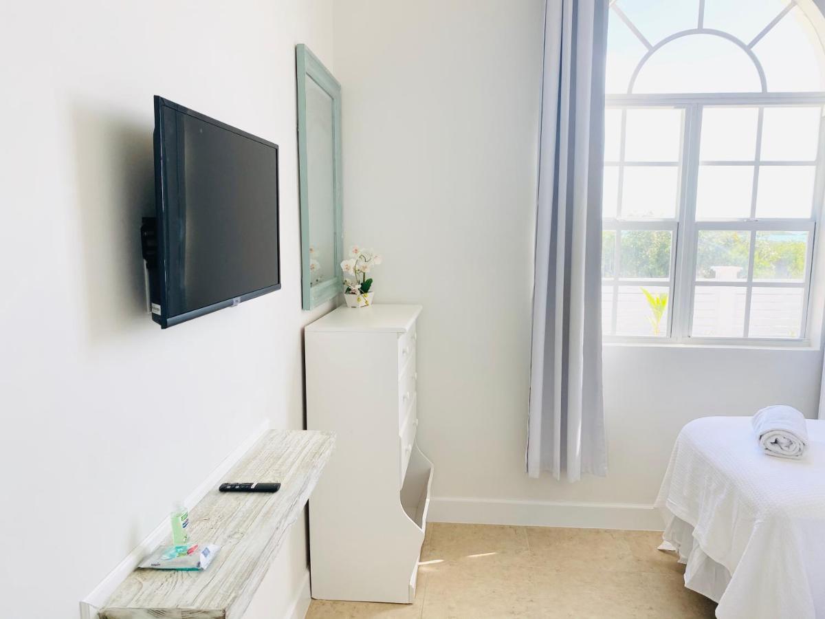 بروفيدنسياليس Modern Cottage With Chalk Sound Views المظهر الخارجي الصورة