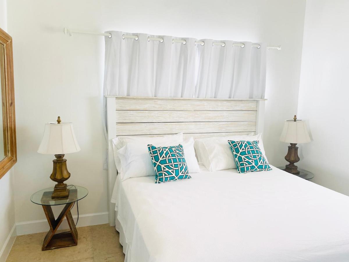 بروفيدنسياليس Modern Cottage With Chalk Sound Views المظهر الخارجي الصورة