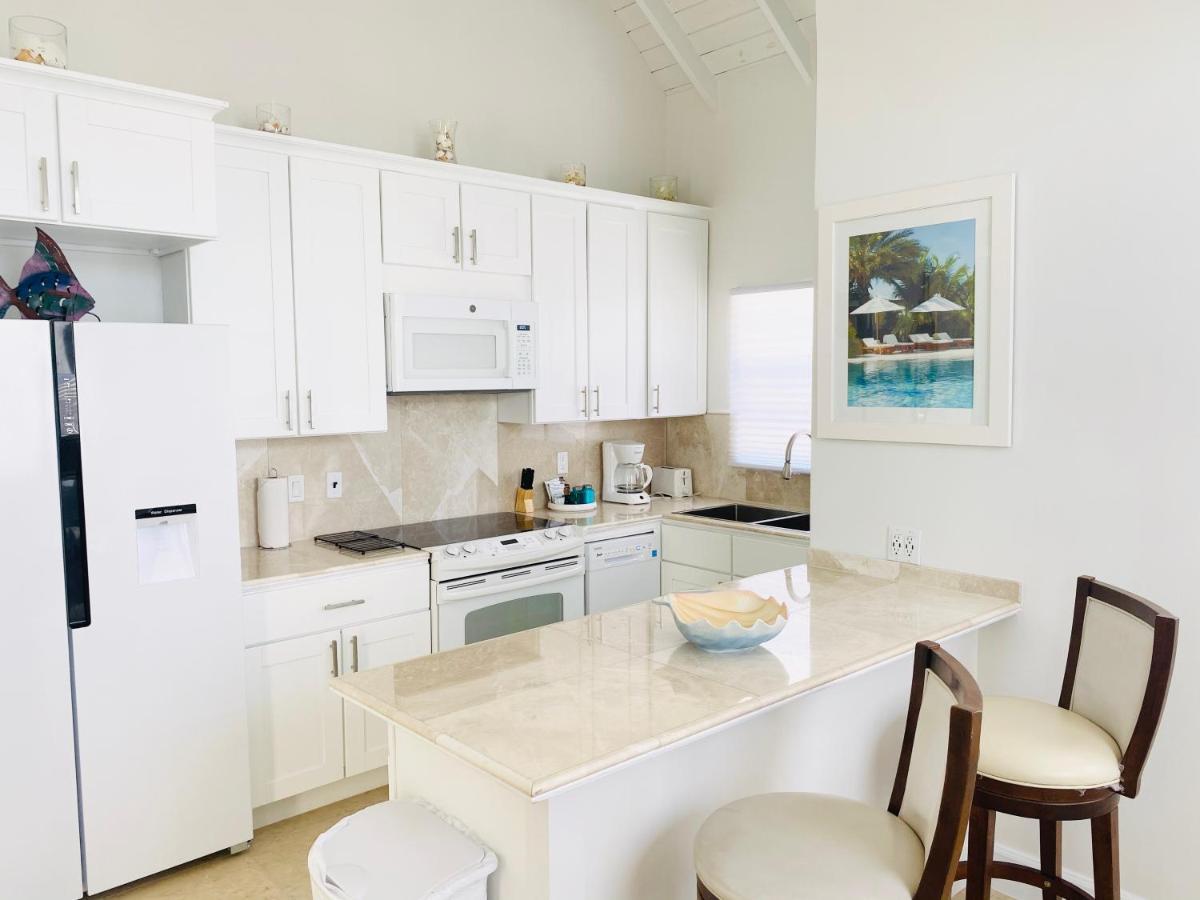 بروفيدنسياليس Modern Cottage With Chalk Sound Views المظهر الخارجي الصورة