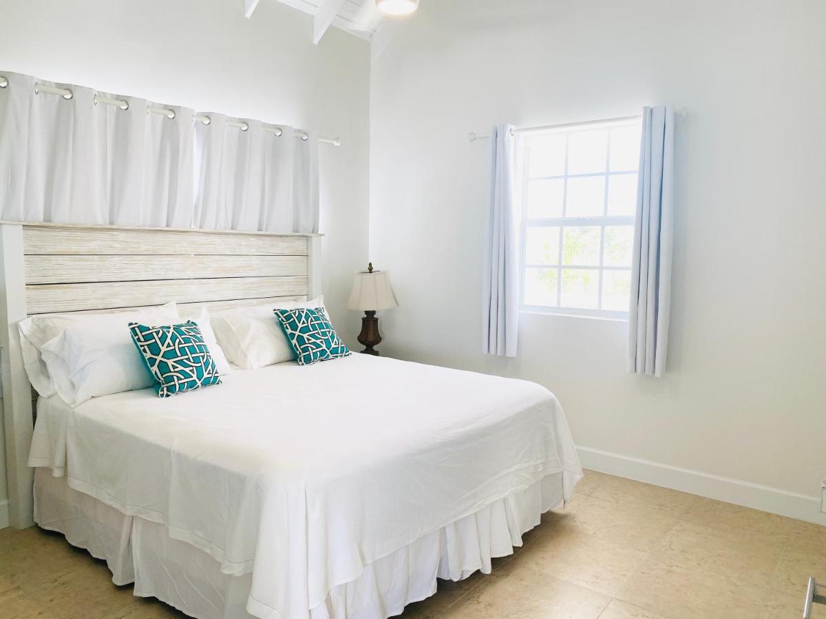 بروفيدنسياليس Modern Cottage With Chalk Sound Views المظهر الخارجي الصورة