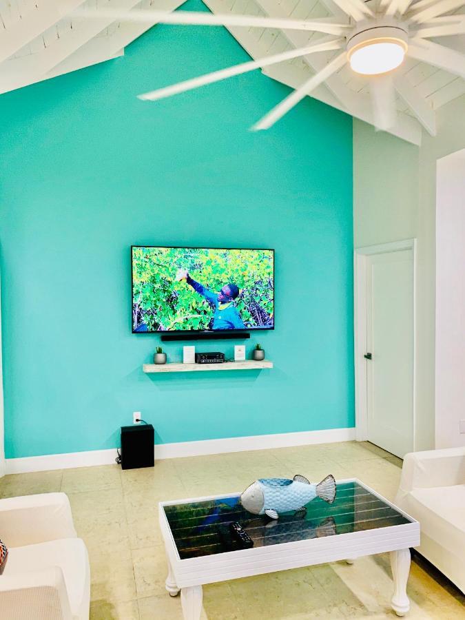 بروفيدنسياليس Modern Cottage With Chalk Sound Views المظهر الخارجي الصورة