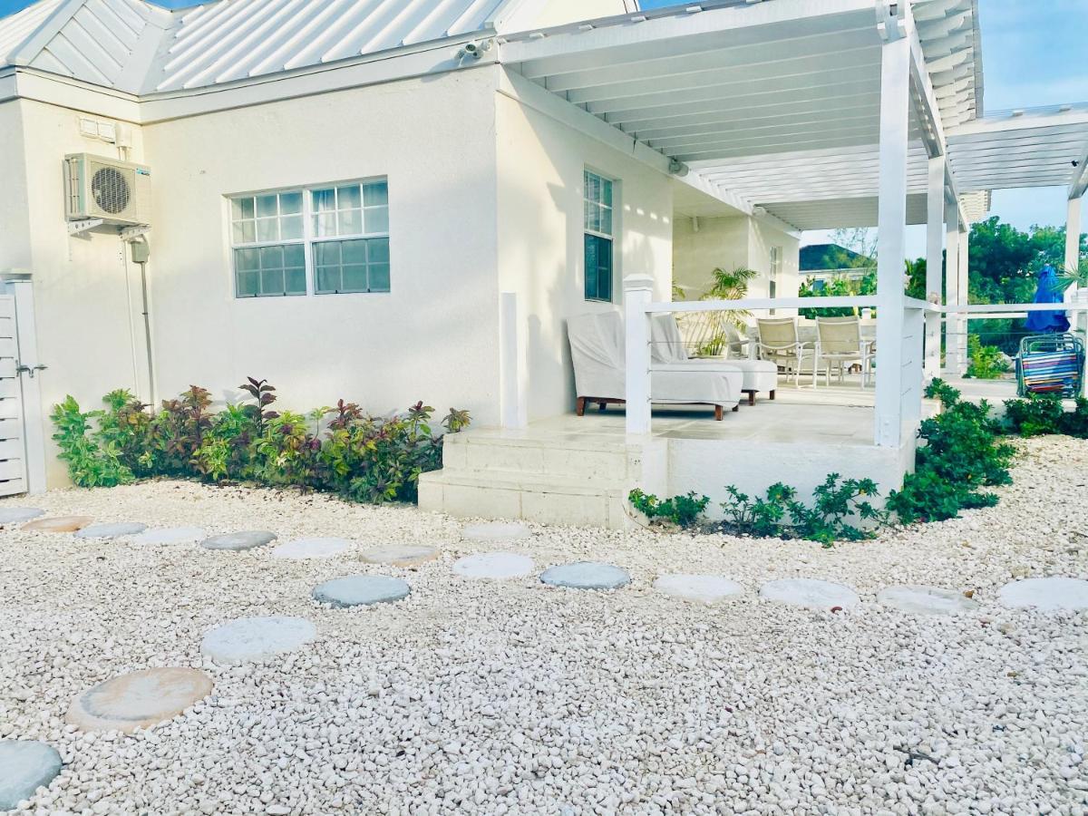 بروفيدنسياليس Modern Cottage With Chalk Sound Views المظهر الخارجي الصورة