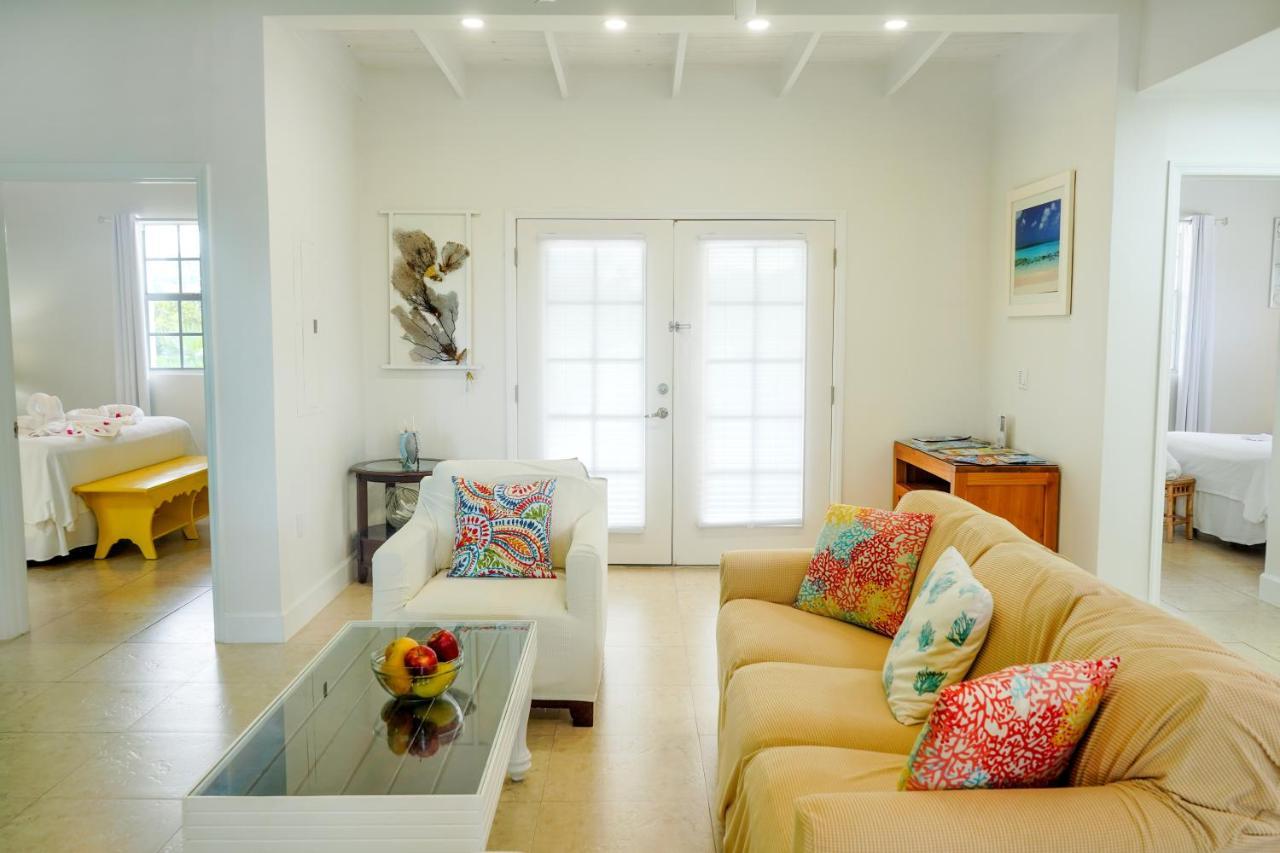 بروفيدنسياليس Modern Cottage With Chalk Sound Views المظهر الخارجي الصورة