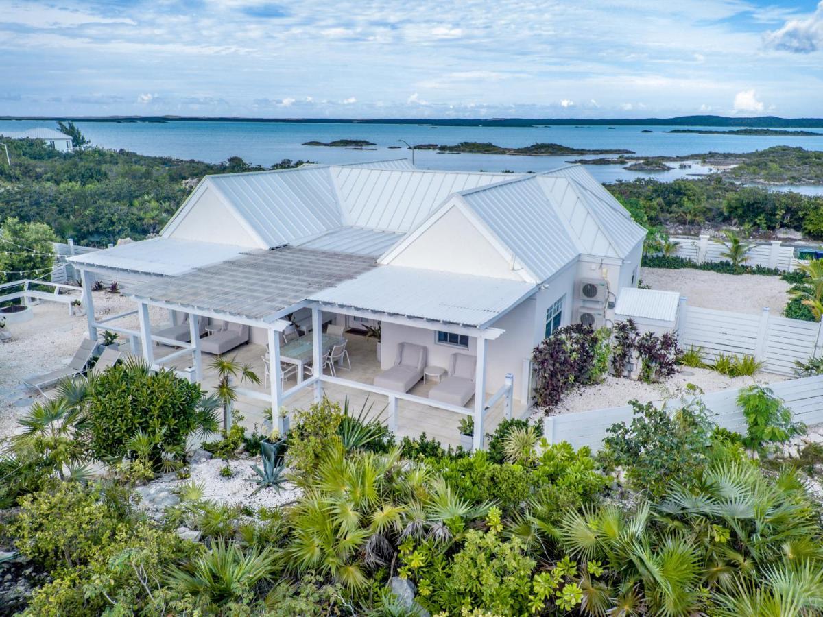 بروفيدنسياليس Modern Cottage With Chalk Sound Views المظهر الخارجي الصورة