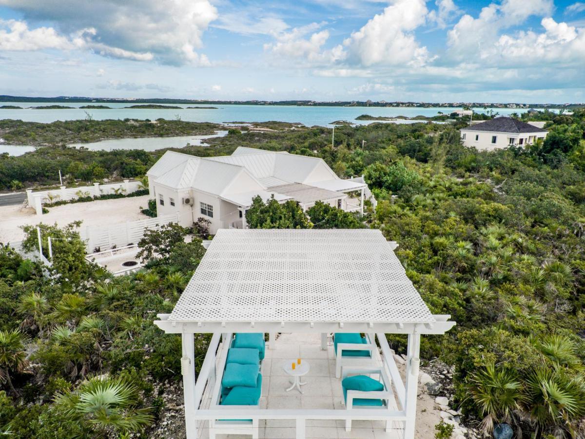 بروفيدنسياليس Modern Cottage With Chalk Sound Views المظهر الخارجي الصورة