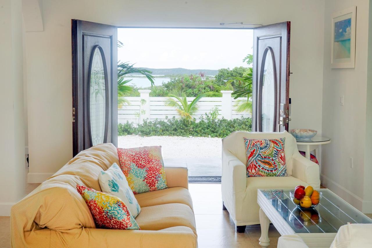 بروفيدنسياليس Modern Cottage With Chalk Sound Views المظهر الخارجي الصورة