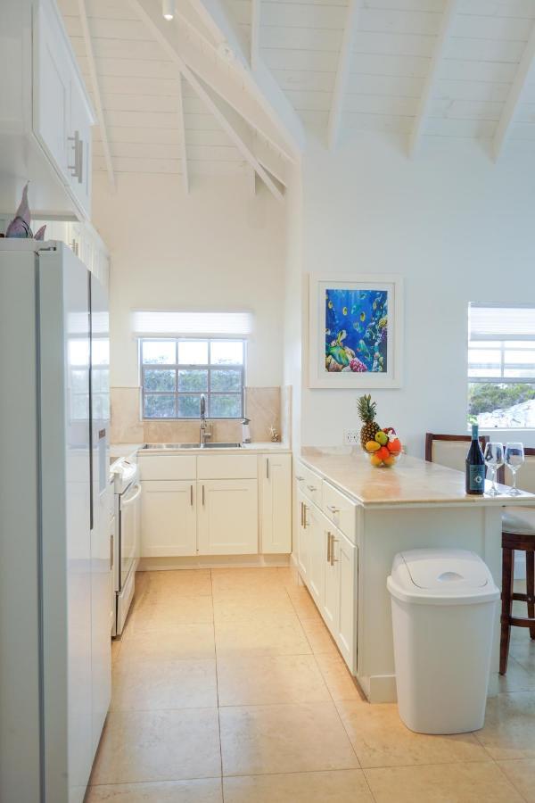 بروفيدنسياليس Modern Cottage With Chalk Sound Views المظهر الخارجي الصورة
