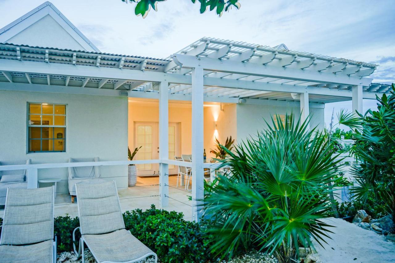 بروفيدنسياليس Modern Cottage With Chalk Sound Views المظهر الخارجي الصورة