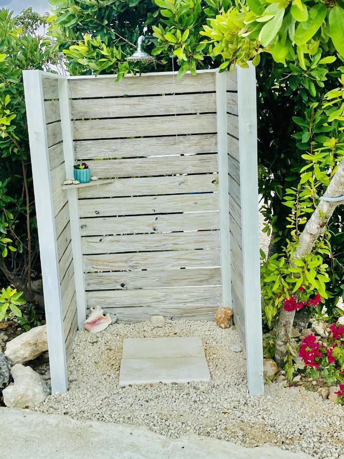 بروفيدنسياليس Modern Cottage With Chalk Sound Views المظهر الخارجي الصورة